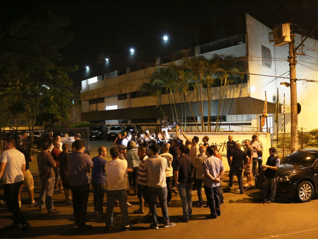 Policiais se reúnem em frente ao 103º DP, em Itaquera, na Zona Leste de São Paulo, em protesto à detenção de um sargento
