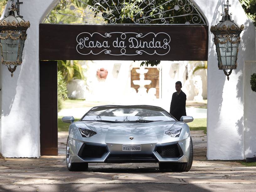 Lamborghini do senador Fernando Collor de Mello (PTB-AL) apreendida por agentes da PF da Casa da Dinda, residência do senador e antiga residência oficial da época que ele foi presidente