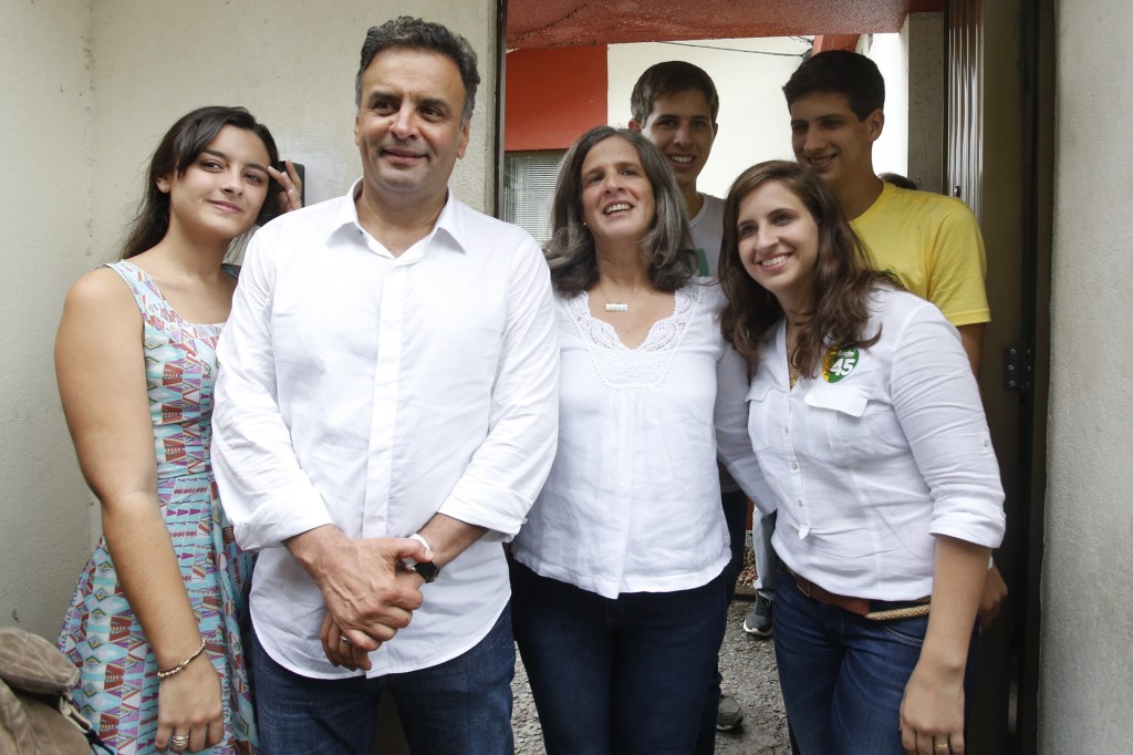 O candidato à Presidência da República, Aécio Neves (PSDB), é recebido por Renata Campos, viúva do ex-governador de Pernambuco, na casa da família em Recife