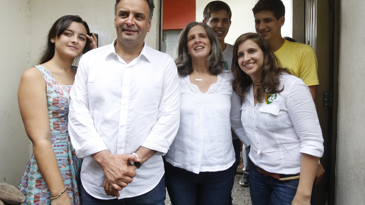 O candidato à Presidência da República, Aécio Neves (PSDB), é recebido por Renata Campos, viúva do ex-governador de Pernambuco, na casa da família em Recife