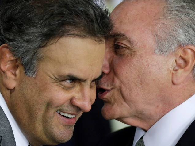 Aécio Neves e Michel Temer conversam depois do primeiro discurso de Temer como presidente interino do Brasil - 12/05/2016