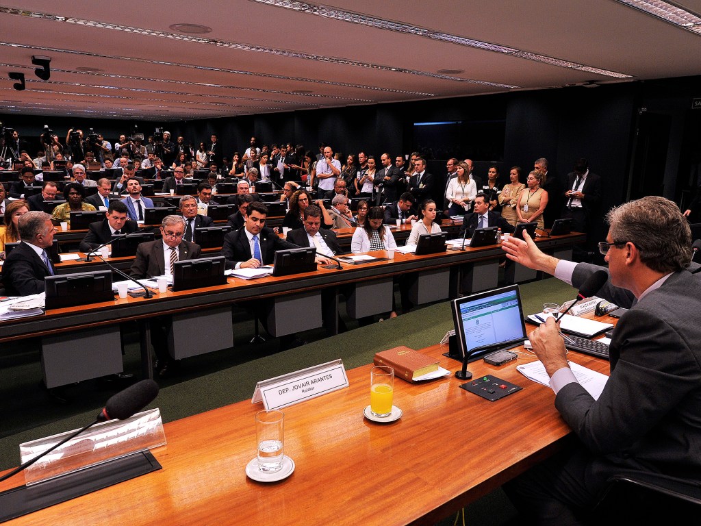 O presidente da comissão, deputado Rogério Rosso (PSD-DF), em sessão que analisa a denúncia de crime de responsabilidade da petista - 04/04/16