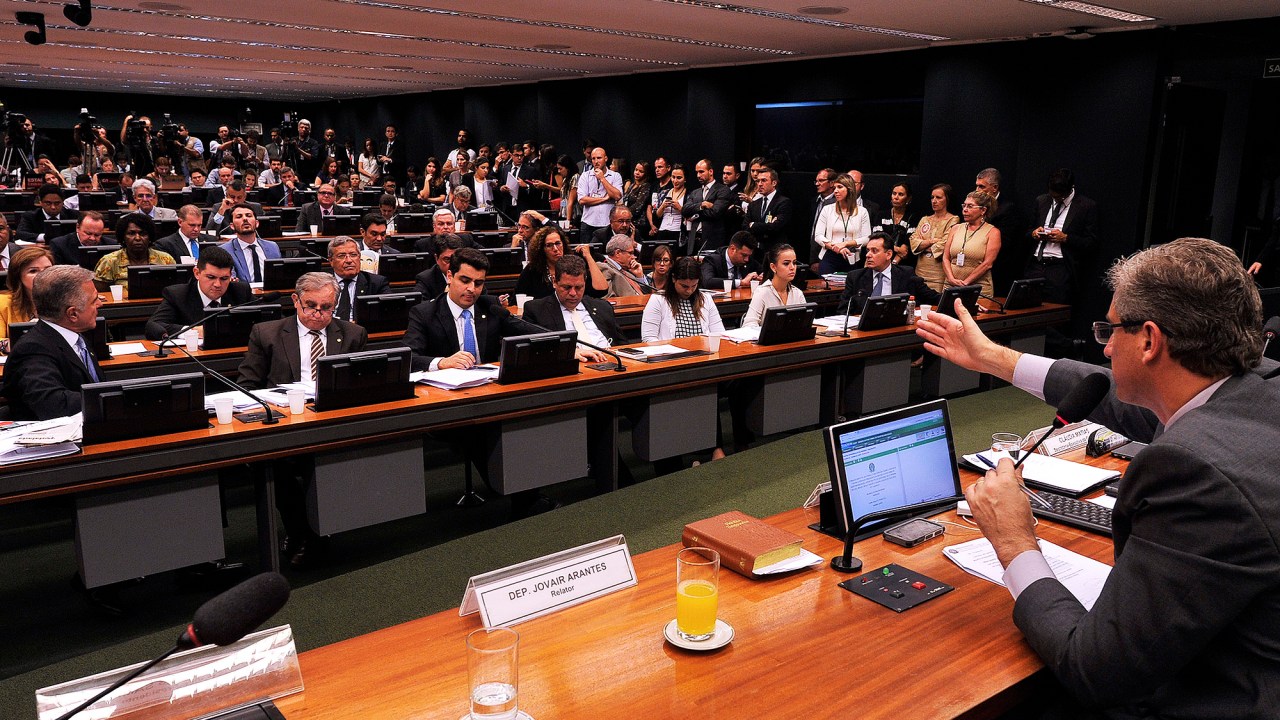 O presidente da comissão, deputado Rogério Rosso (PSD-DF), em sessão que analisa a denúncia de crime de responsabilidade da petista - 04/04/16