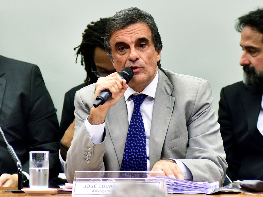 O Advogado-geral da União, José Eduardo Cardozo, durante sessão da comissão especial do impeachment, durante análise de denúncia de crime de responsabilidade, em Brasília (DF) - 04/04/16