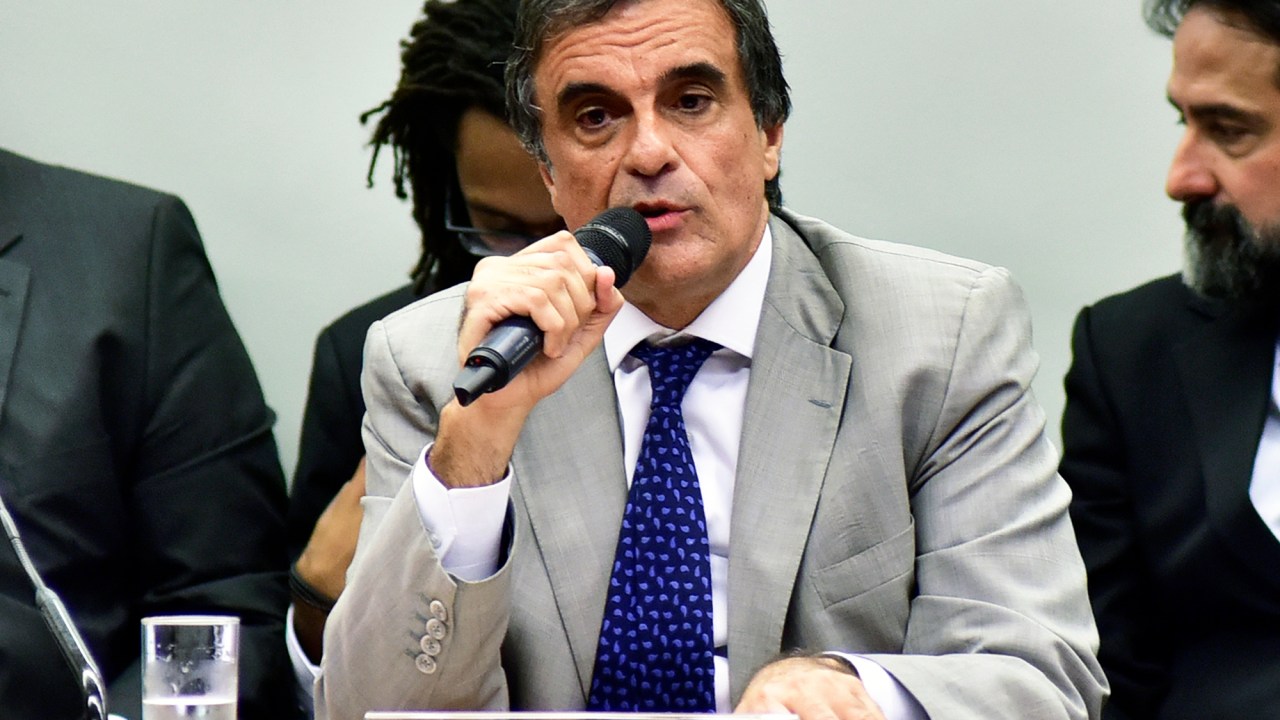 O Advogado-geral da União, José Eduardo Cardozo, durante sessão da comissão especial do impeachment, durante análise de denúncia de crime de responsabilidade, em Brasília (DF) - 04/04/16