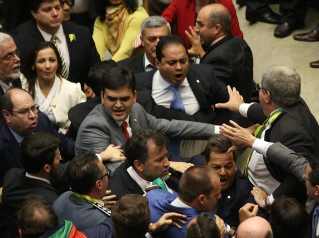 Confusão na Câmara dos Deputados entre partidos a favor e contra o Impeachment da Presidente Dilma Rousseff. Acontece hoje a votação que dá ou não prosseguimento ao processo - 17/04/2016