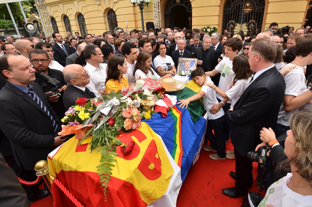 Bandeira de partido é estendida sobre o caixão de Eduardo Campos, durante o velório do ex-governador de Pernambuco, em Recife