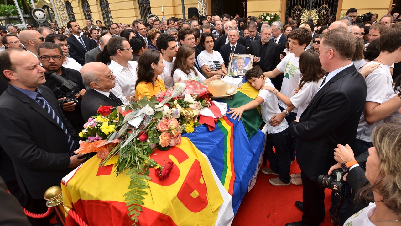 Bandeira de partido é estendida sobre o caixão de Eduardo Campos, durante o velório do ex-governador de Pernambuco, em Recife
