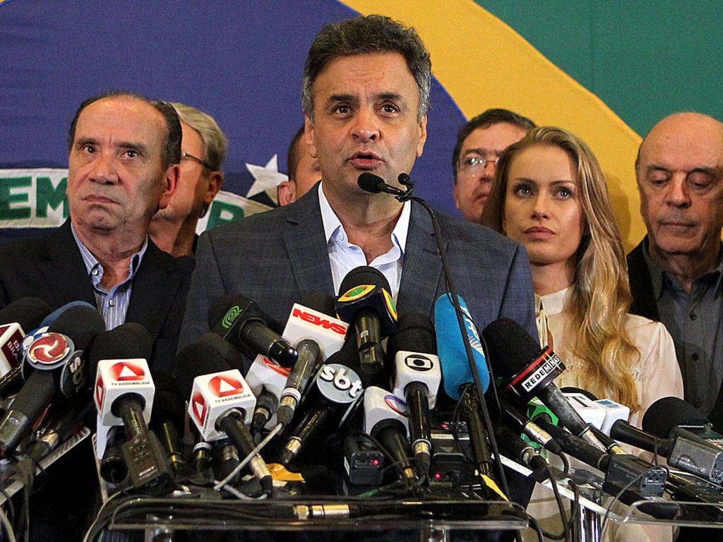 O candidato derrotado à Presidência da República, Aécio Neves (PSDB), discursa acompanhado de sua mulher e líderes partidários, em Minas