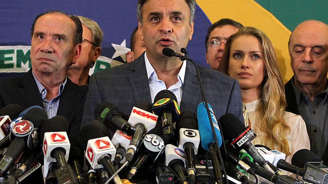 O candidato derrotado à Presidência da República, Aécio Neves (PSDB), discursa acompanhado de sua mulher e líderes partidários, em Minas