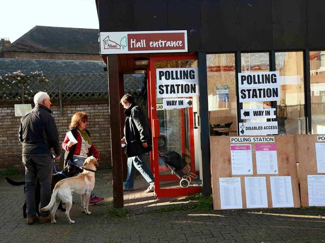 Cidadãos se dirigem às cabines eleitorais para votar nas eleições da prefeitura de Londres - 05/05/2016