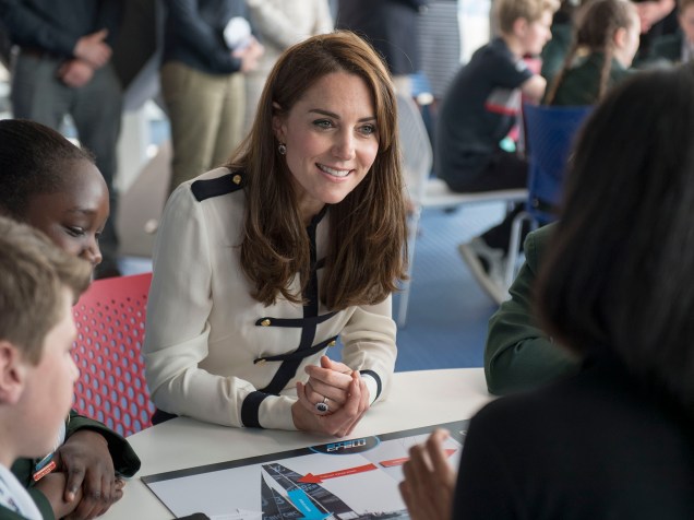 Kate Middleton, a duquesa de Cambrige visita a feira de Ciência da Engenharia de Tecnologia e Matemática (STEM), organizado por alunos do sétimo ano do ensino fundamental, na cidade de Portsmouth, sul a Inglaterra - 20/05/2016