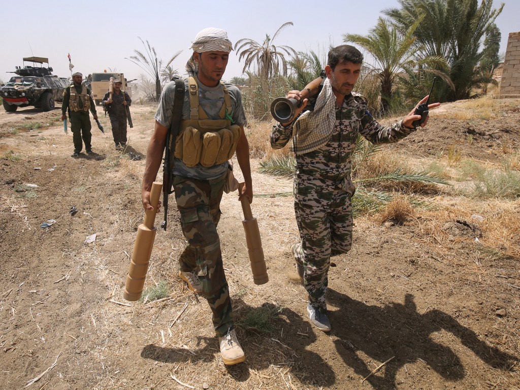 Soldados iraquianos pró-governo caminham após retomada da cidade de Fallujah, que estava nas mãos do Estado Islâmico