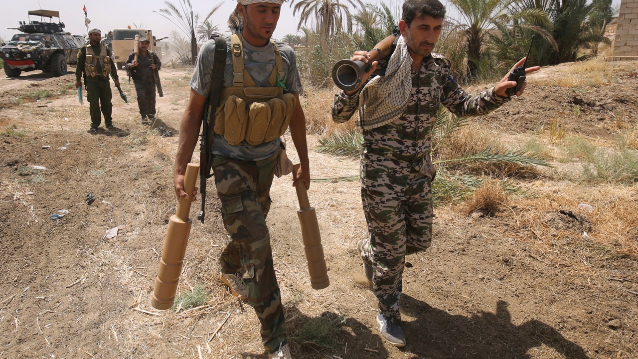 Soldados iraquianos pró-governo caminham após retomada da cidade de Fallujah, que estava nas mãos do Estado Islâmico