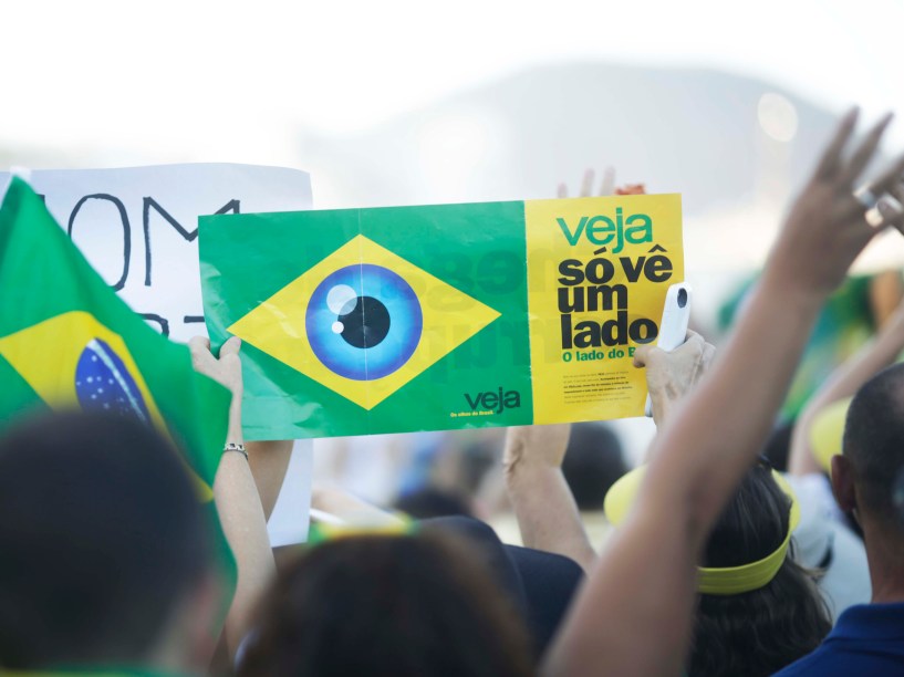 Manifestante levanta cartaz em manifestação a favor do Impeachment, no Rio de Janeiro - 17/04/2016