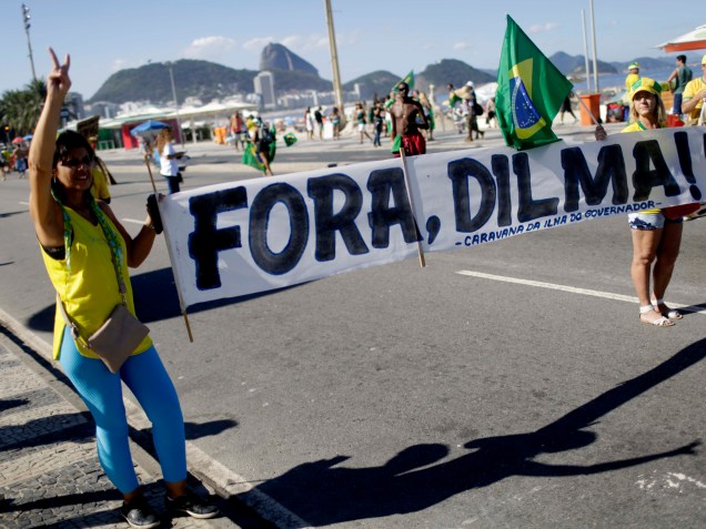 Manifestantes levantam cartaz contra a presidente Dilma em manifestação a favor do Impeachment, no Rio de Janeiro - 17/04/2016