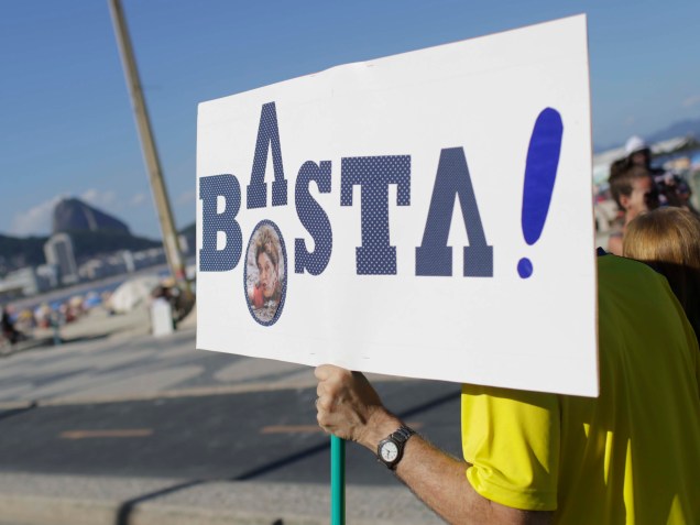 Manifestantes protestam a favor do Impeachment da presidente Dilma Rousseff, em Copacabana, no Rio de Janeiro - 17/04/2016
