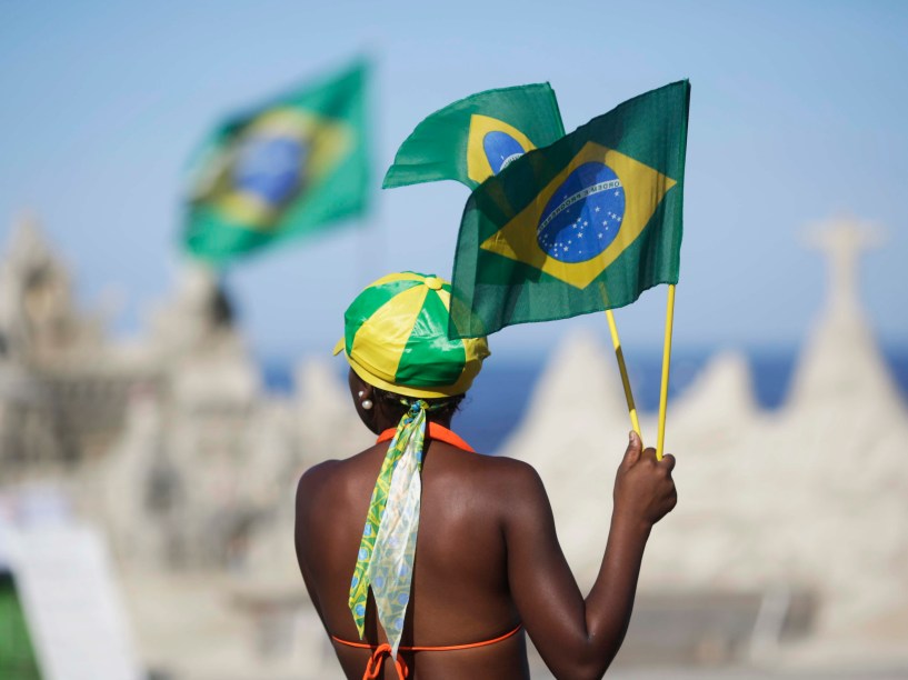 Em Copacabana, manifestante levanta bandeira do Brasil em apoio do Impeachment da presidente Dilma Rousseff, que será votado hoje na Câmada dos Deputados - 17/04/2016
