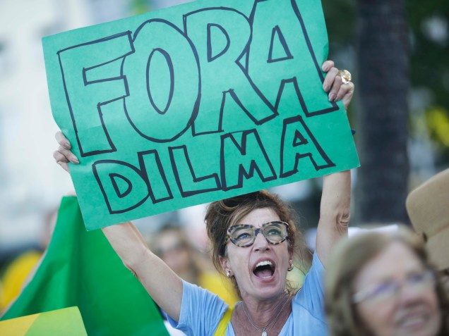 Manifestantes protestam a favor do Impeachment da presidente Dilma Rousseff, em Copacabana, no Rio de Janeiro. A votação que decide a continuidade do processo acontece hoje, na Câmara dos Deputados - 17/04/2016