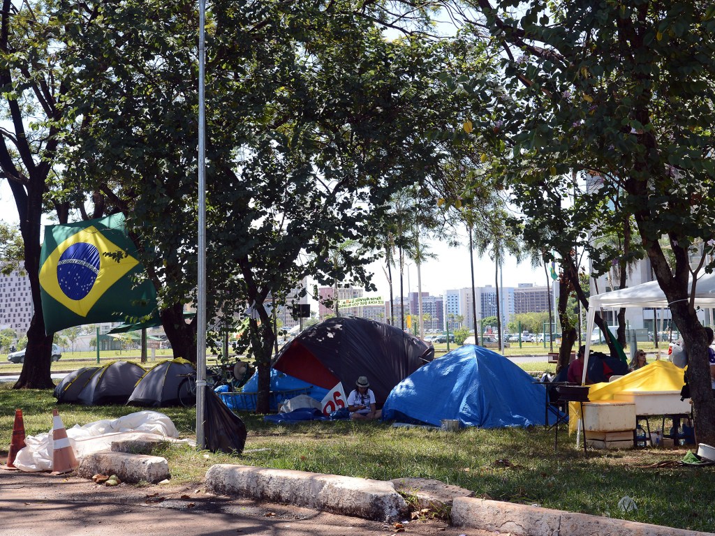 Grupo a favor do impeachment monta acampamento na frente do Congresso Nacional