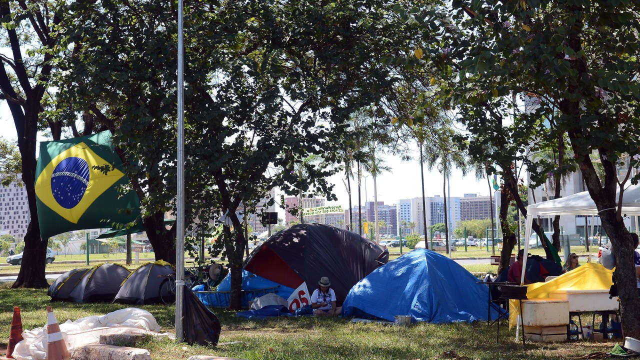 Grupo a favor do impeachment monta acampamento na frente do Congresso Nacional