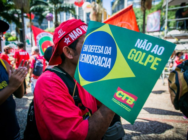 Manifestantes contra o Impeachment se reúnem no Vale do Anhangabaú, em Sãp Paulo - 17/04/2016