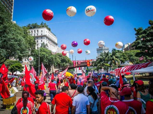 Concetração de manifestantes do Vale do Anhangabaú protestam contra o Impeachment, em São Paulo - 17/04/2016