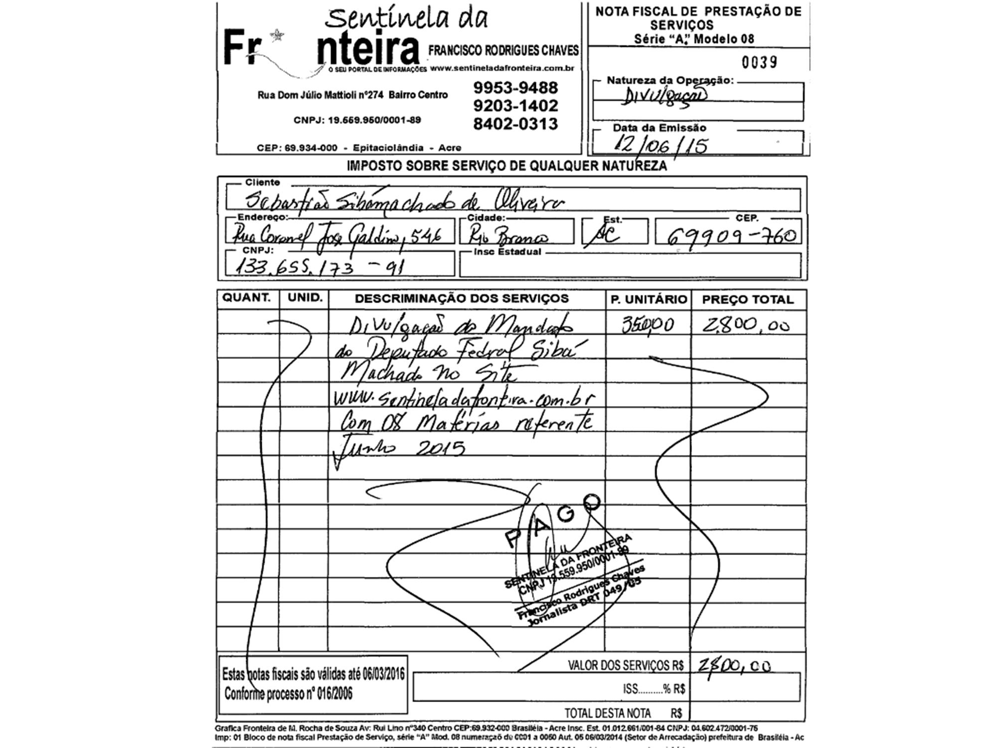 José Dirceu e seu ajudante Roberto Marques, conhecido como Bob, deixam o Hotel Braston, no centro de Sao Paulo, após reunião do Campo Majoritário do PT, em 2005