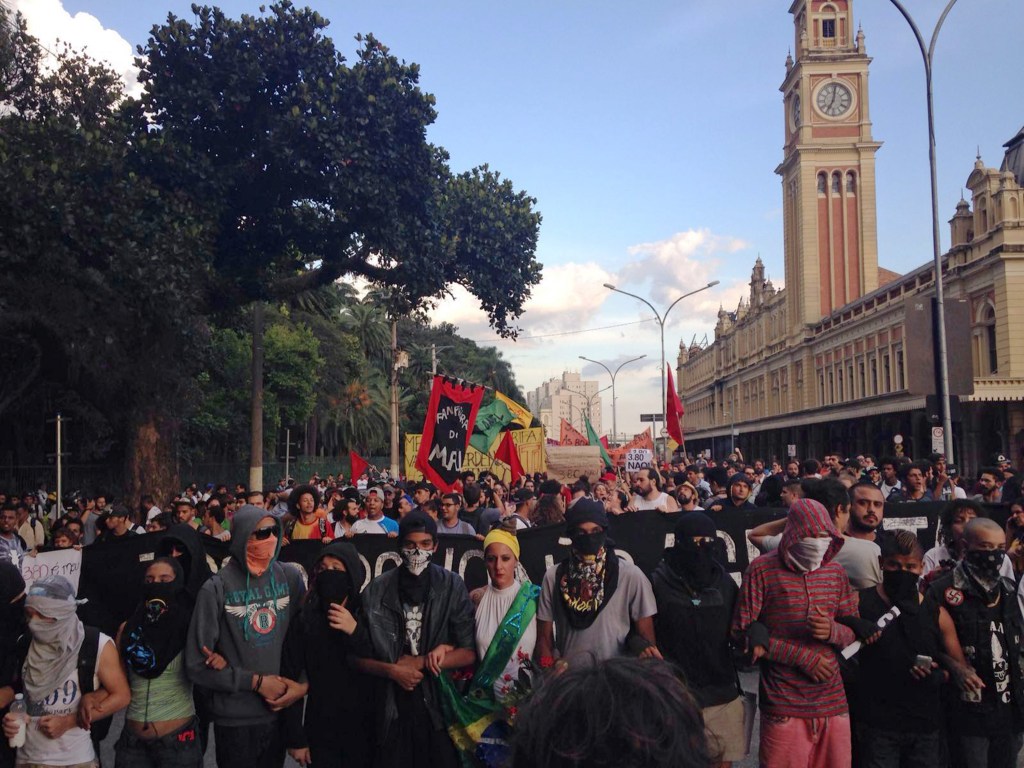 Protesto do MPL (Movimento Passe Livre) contra o reajuste das tarifas do transporte público, reúne centenas de manifestantes nas proximidades da Estação da Luz, no centro de São Paulo - 26/01/2016