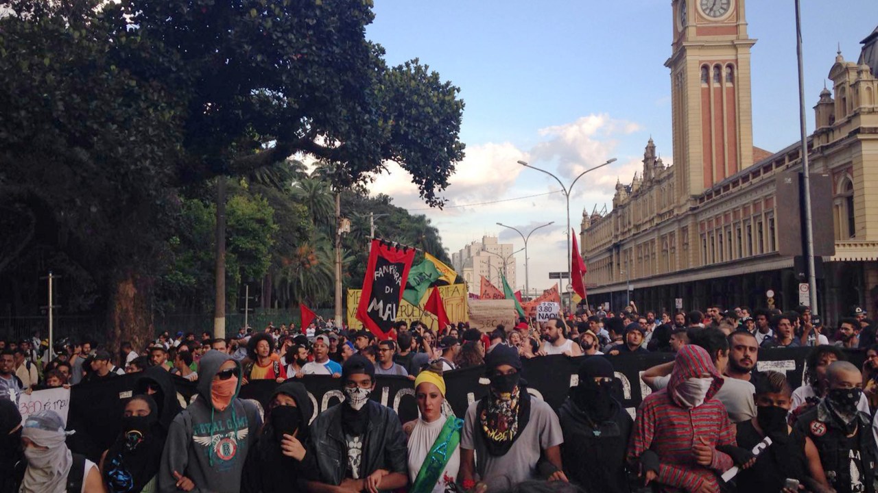 Protesto do MPL (Movimento Passe Livre) contra o reajuste das tarifas do transporte público, reúne centenas de manifestantes nas proximidades da Estação da Luz, no centro de São Paulo - 26/01/2016