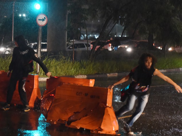 Manifestantes tentam bloquear a via nos arredores estação Butantã do metrô, zona Oeste de São Paulo - 14/01/2016