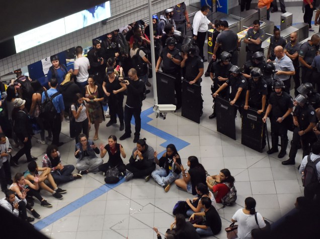 Manifestantes, realizam ato contra o aumento das passagens, na estação Butantã do metrô, zona Oeste de São Paulo - 14/01/2016