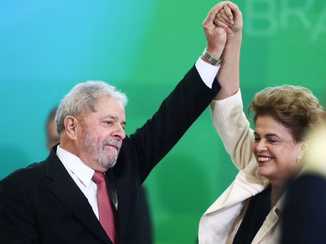 A presidente Dilma Rousseff e o ex- presidente Luiz Inácio Lula da Silva durante a cerimônia de posse dos novos ministros no Palácio do Planalto, em Brasília