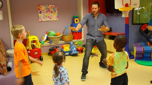 Chris Pratt brinca com crianças no hospital infantil Our Lady of the Lake