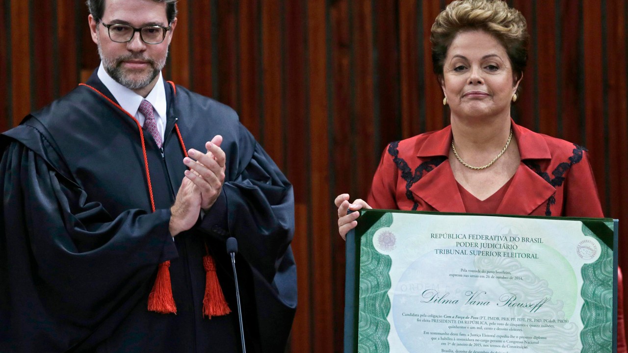 A presidente Dilma Rousseff é diplomada para o seu segundo mandato como presidente da República no TSE (Tribunal Superior Eleitoral), na capital federal, nesta quinta-feira (18). O ex-presidente Luiz Inácio Lula da Silva, o vice-presidente Michel Temer e o ministro José Antonio Dias Toffoli participam da solenidade