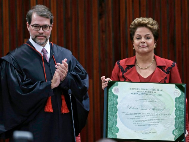 A presidente Dilma Rousseff é diplomada para o seu segundo mandato como presidente da República no TSE (Tribunal Superior Eleitoral), na capital federal, nesta quinta-feira (18). O ex-presidente Luiz Inácio Lula da Silva, o vice-presidente Michel Temer e o ministro José Antonio Dias Toffoli participam da solenidade
