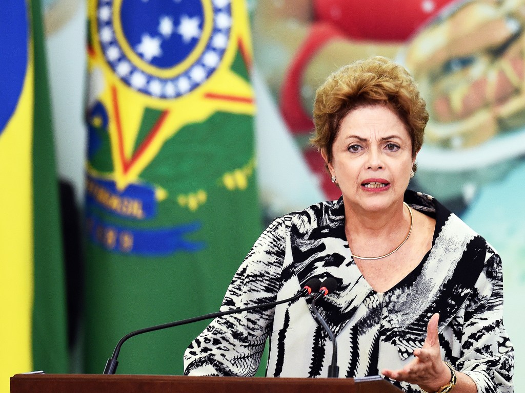 Diante do agravamento da crise política, presidente Dilma Rousseff busca movimentos de esquerda para mostrar que tem apoio social