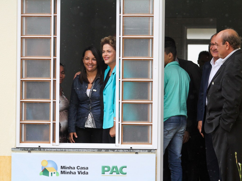 A presidente Dilma Rousseff e o governador de São Paulo, Geraldo Alckmin, entregaram 2.555 unidades do programa habitacional Minha Casa, Minha Vida, em cidades do interior do Estado. Apenas quatro delas, que foram visitadas pela presidente, receberam um jardim de última hora e nova pintura