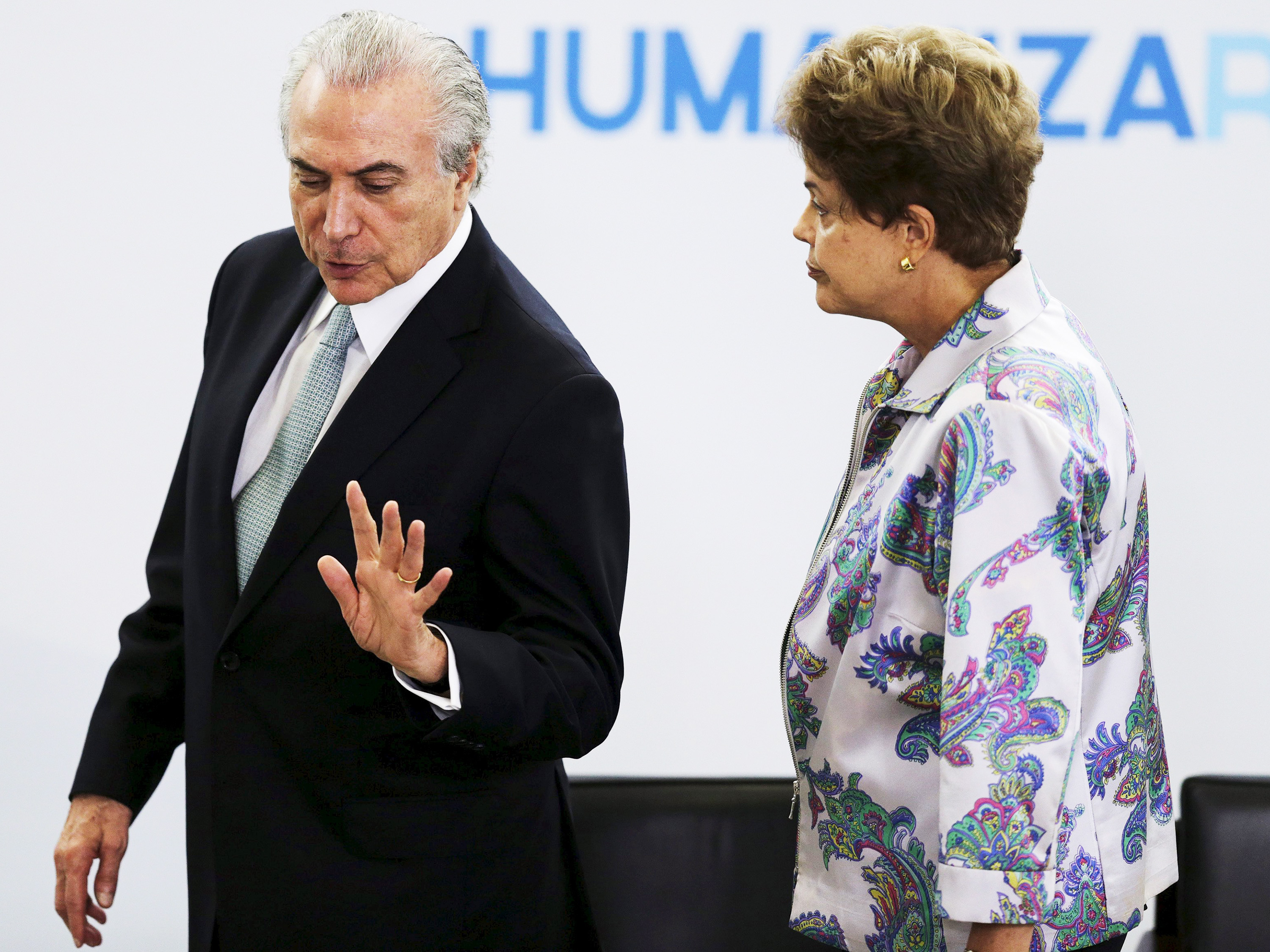 No Palácio do Planalto, o vice-presidente do Brasil, Michel Temer, fala com a presidente Dilma Rousseff após cerimônia de lançamento do Pacto Nacional de Violações de Direitos Humanos na Internet - 07/04/2015