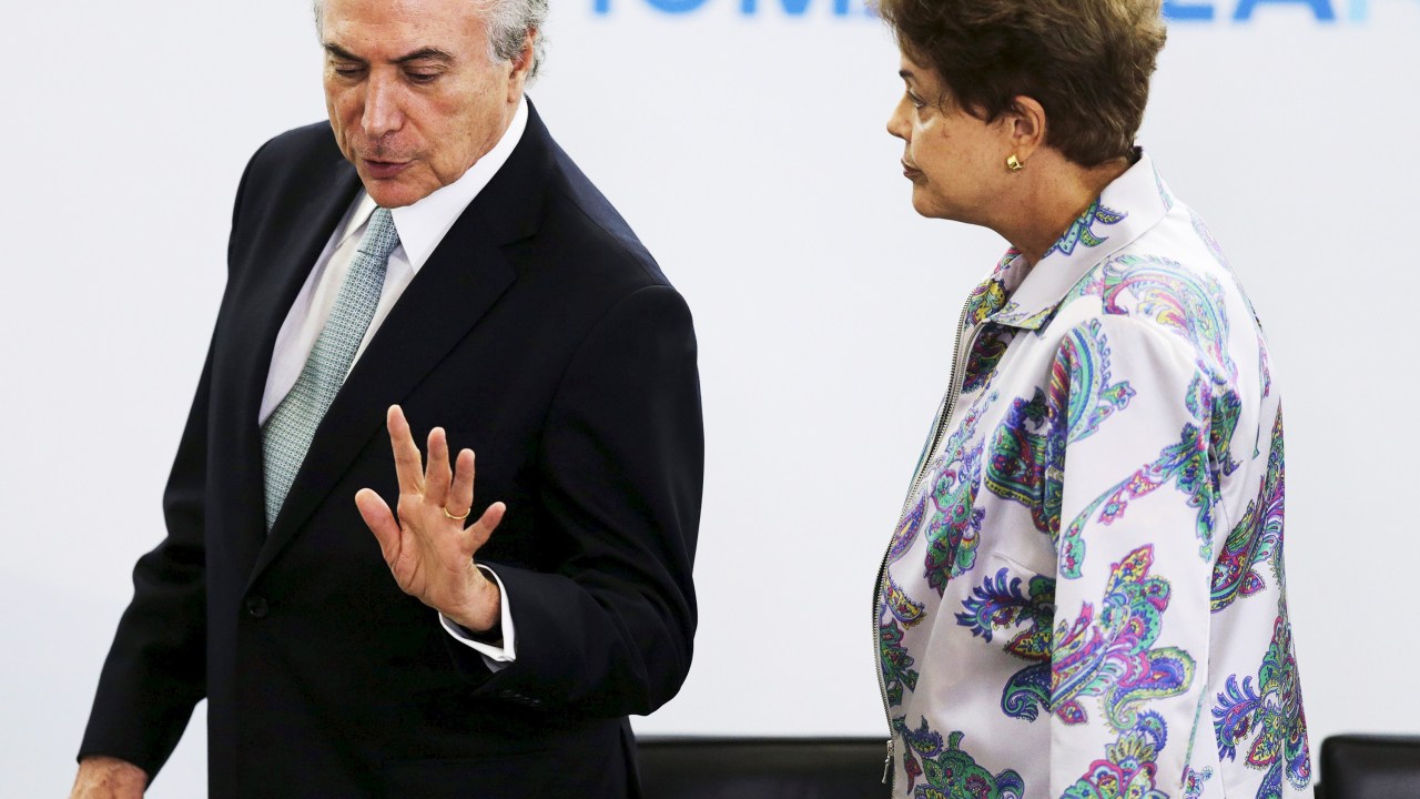 No Palácio do Planalto, o vice-presidente do Brasil, Michel Temer, fala com a presidente Dilma Rousseff após cerimônia de lançamento do Pacto Nacional de Violações de Direitos Humanos na Internet - 07/04/2015