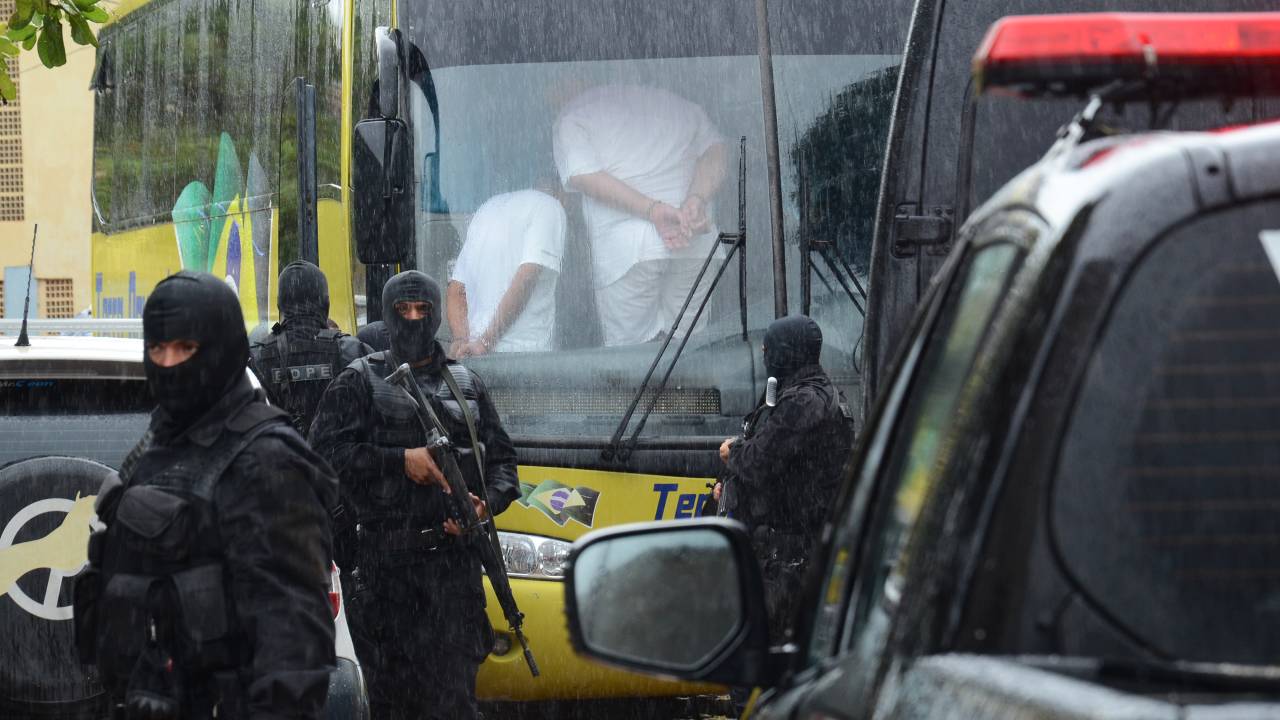 Líderes de rebeliões no RN são transferidos para penitenciária federal | VEJA Líderes de rebeliões no RN são transferidos para penitenciária federal | VEJA