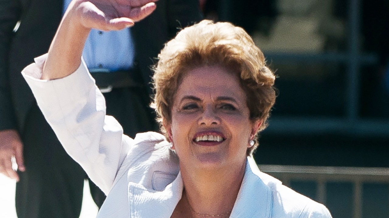 Dilma Rousseff caminha entre militantes e integrantes de movimentos sociais após ser notificada da decisão de seu afastamento do cargo de presidente, no Palácio do Planalto - 12/05/2016