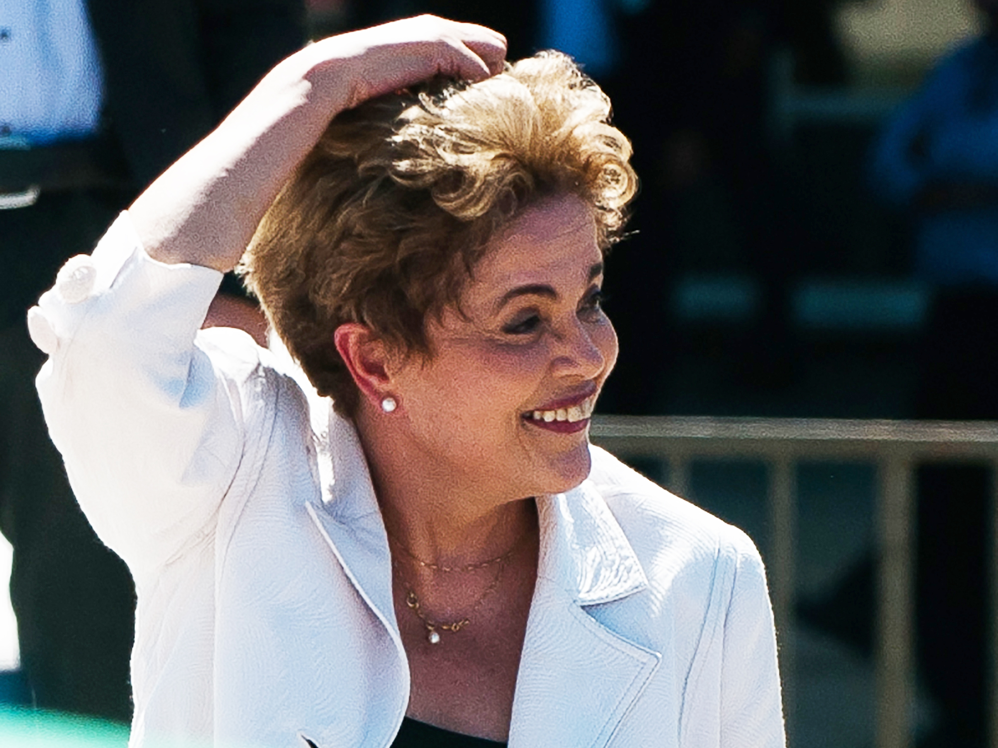 Dilma Rousseff caminha entre militantes e integrantes de movimentos sociais após ser notificada da decisão de seu afastamento do cargo de presidente, no Palácio do Planalto - 12/05/2016