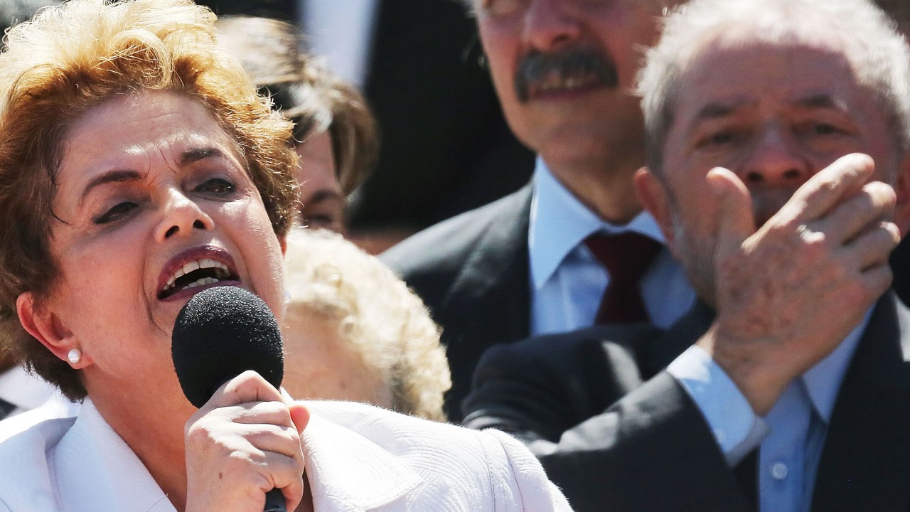 Dilma Rousseff discursa para simpatizantes na parte exterior do Palácio do Planalto