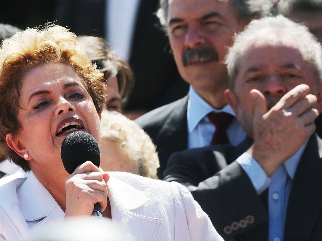 Dilma Rousseff discursa para simpatizantes na parte exterior do Palácio do Planalto