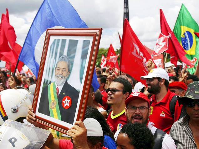 Manifestantes a favor do governo, comemoram posse do ex-presidente Lula, ao cargo do ministro-chefe da Casa Civil, no Palácio do Planalto, em Brasília (DF), nesta quinta-feira (17)