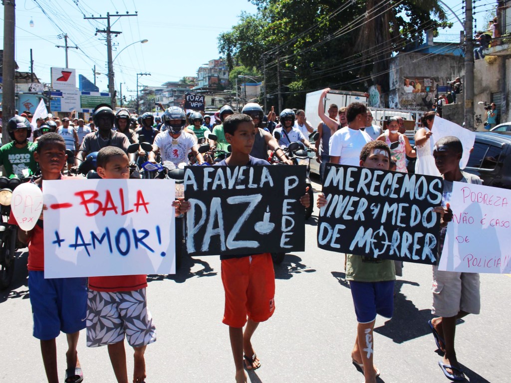 Moradores protestam pedindo paz no Complexo do Alemão, na Zona Norte do Rio de Janeiro, após a morte do menino Eduardo de Jesus, de 10 anos