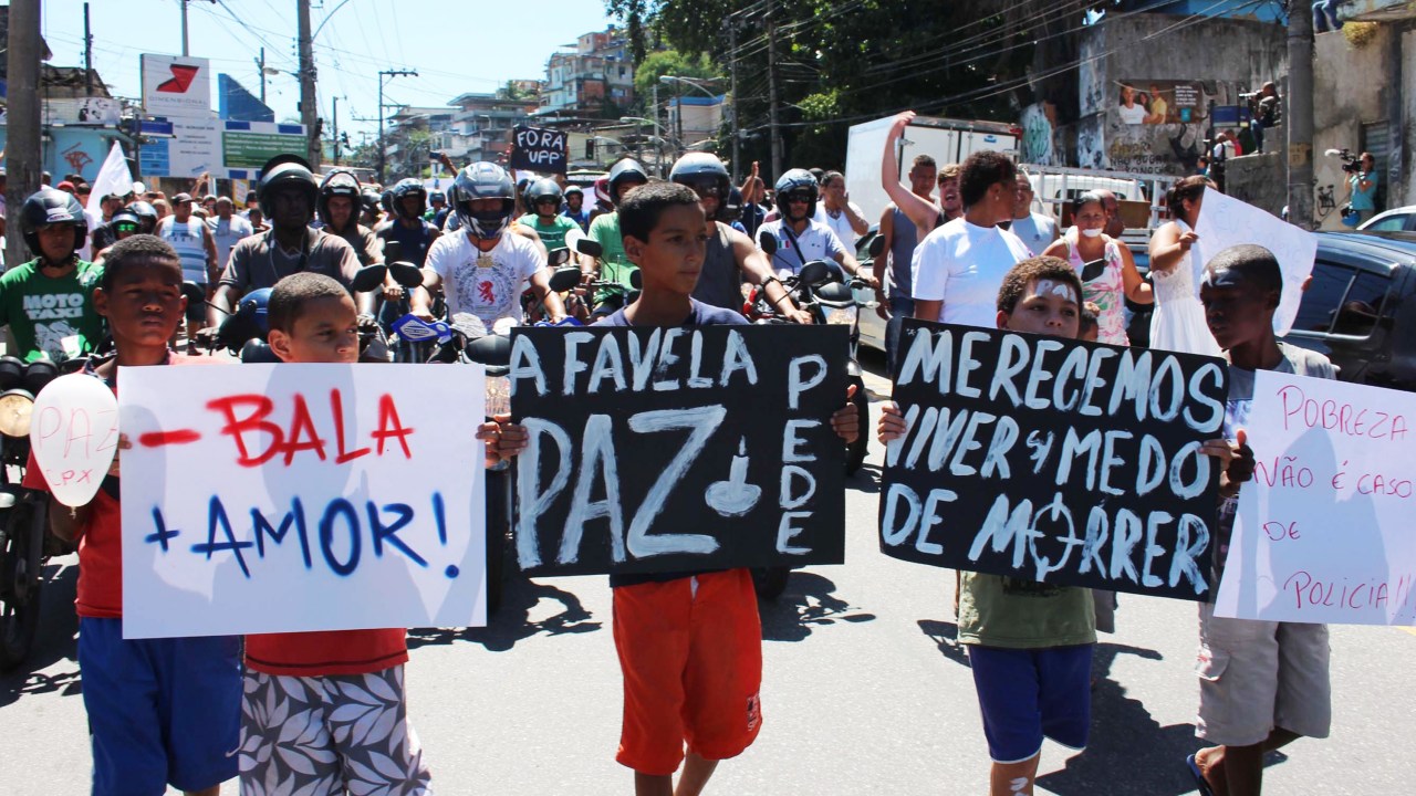 Moradores protestam pedindo paz no Complexo do Alemão, na Zona Norte do Rio de Janeiro, após a morte do menino Eduardo de Jesus, de 10 anos