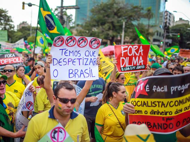Manifestantes carregam faixas em Porto Alegre