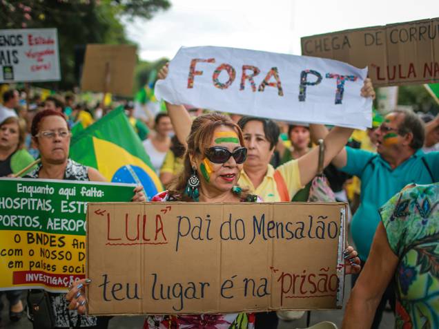 Manifestantes carregam faixas em Porto Alegre